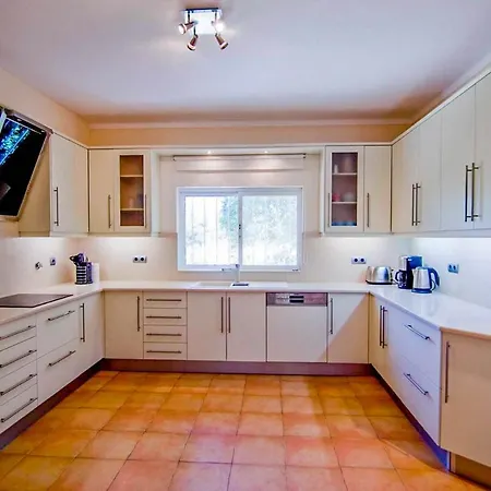 Villa Ferrarias Sleeps 9 With Pool Air Con And Wifi *